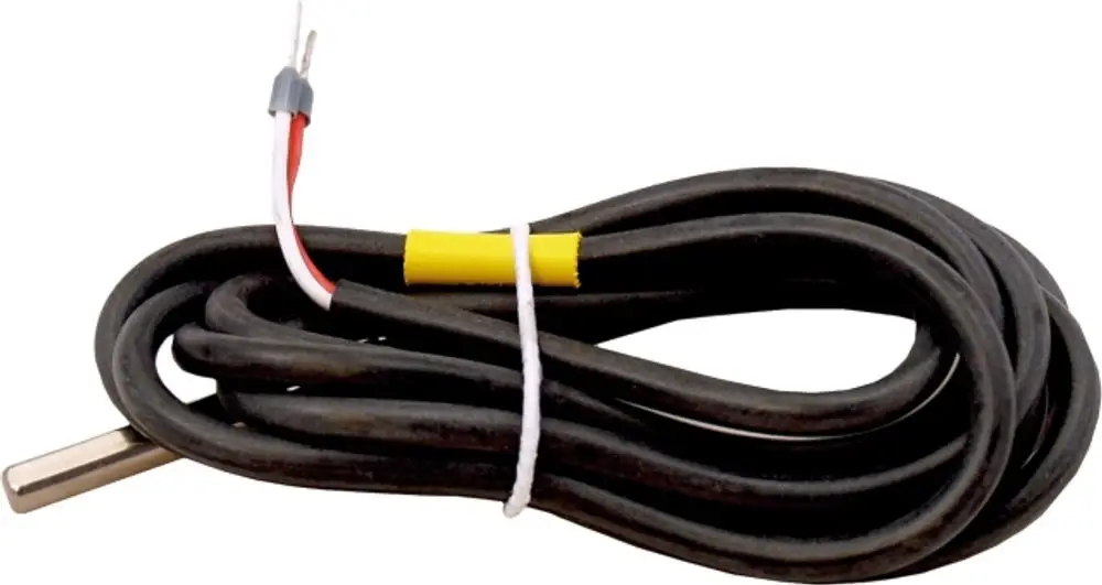 Kabel mit temperiertem Fühler, umhüllt von schwarzem Mantel. Anschlussdrähte sichtbar, um den Kollektorfühler für Wolf EKS-Regelungen zu integrieren.